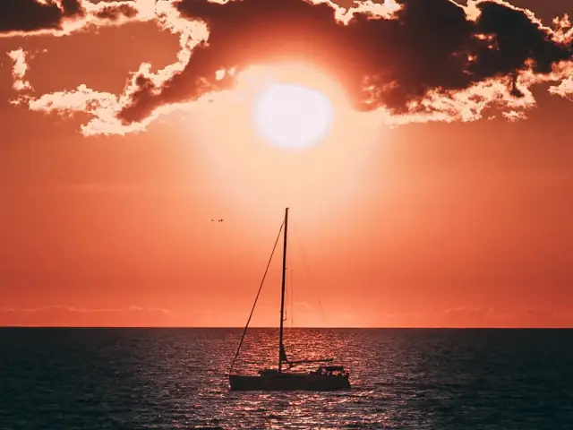 Catamarán en Menorca para ver la puesta de sol desde Fornells