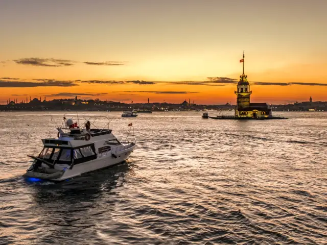 Crucero al atardecer por el Bósforo en un yate de lujo