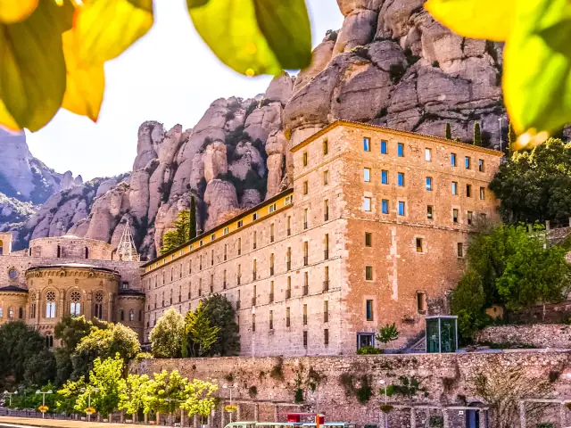 Excursión a Montserrat con tren cremallera desde Barcelona