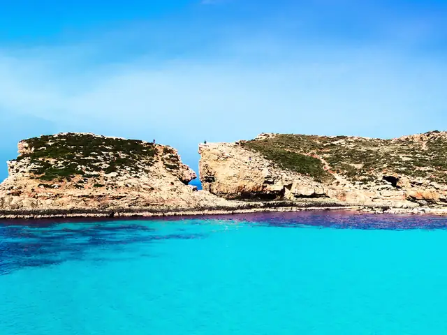 Excursión en barco a la Isla Comino, la Laguna Azul y sus cuevas desde Bugibba