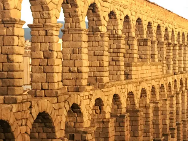Excursión a Toledo y Segovia con entradas al Alcázar y tour opcional por Ávila desde Madrid