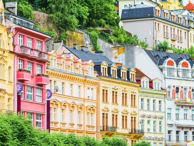 Excursión a Karlovy Vary y Castillo de Loket opcional desde Praga