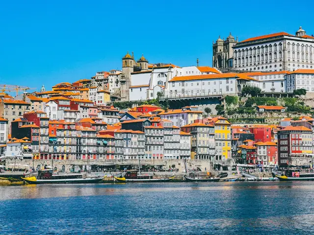 Excursión por la costa desde Lisboa: Nazaré, Capela do Senhor da Pedra y Oporto