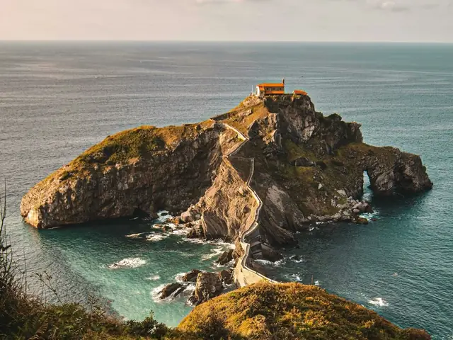 Excursión a Gaztelugatxe, Bermeo, Mundaka y Gernika con txakoli