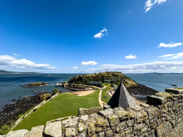 Paseo en barco por el estuario de Forth con parada en la abadía de Inchcolm