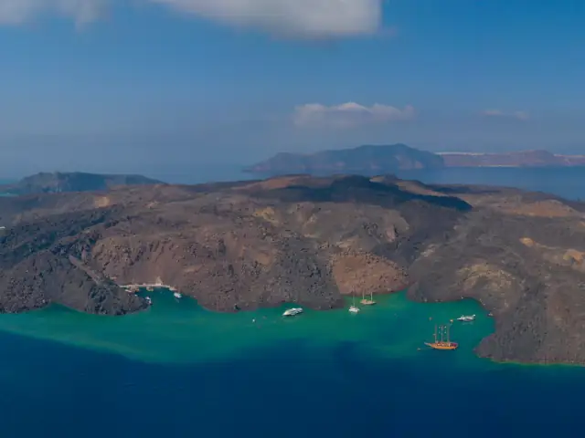 Paseo en barco por las islas volcánicas de Santorini