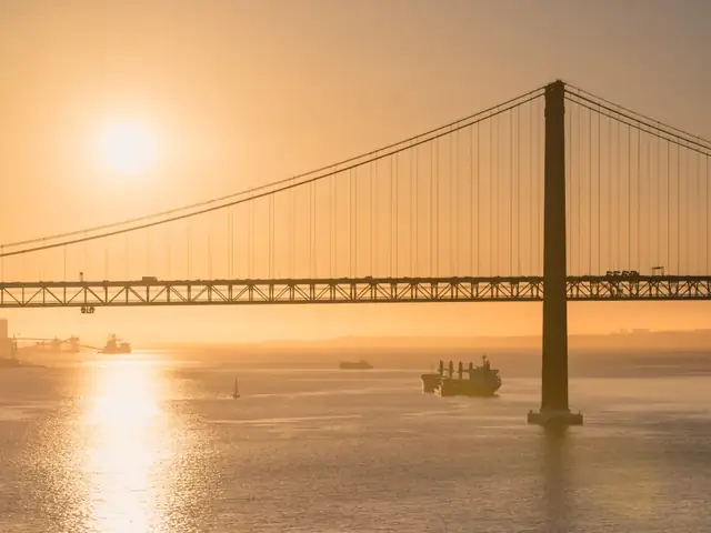 Paseo en barco por Lisboa al atardecer con aperitivo