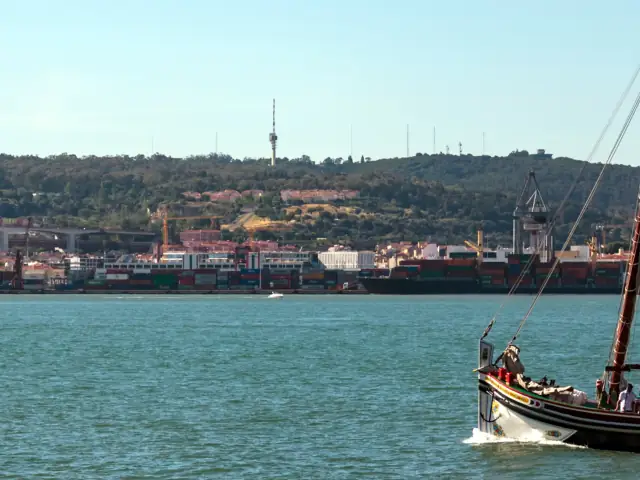 Paseo en barco tradicional por Lisboa
