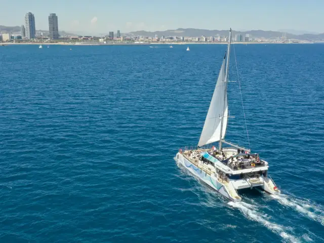 Paseo en catamarán con música en directo por Barcelona