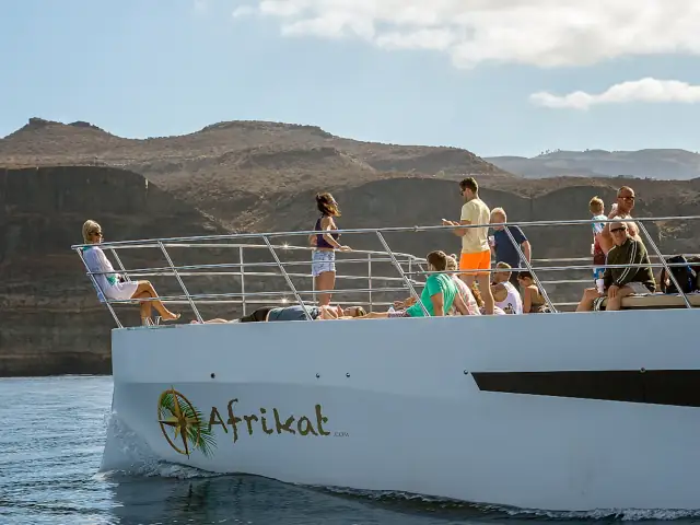 Paseo en catamarán por la costa sur de Gran Canaria al atardecer con cena y bebida