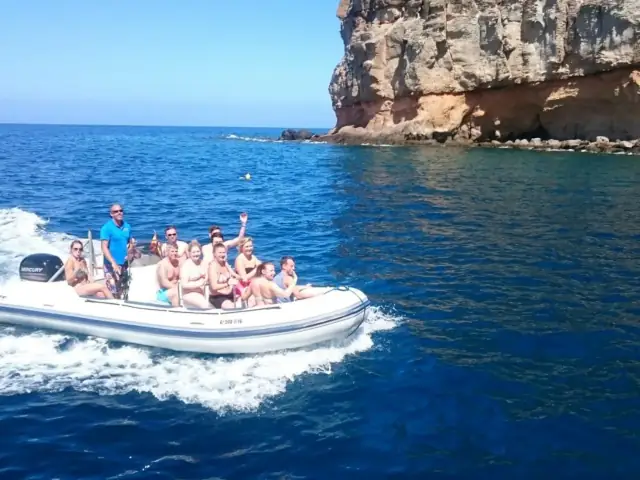 Paseo en catamarán por la costa sur de Gran Canaria con comida y bebidas