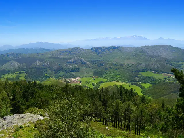 Excursión a Ribadesella, Llanes, Mirador del Fitu y Tazones desde Oviedo