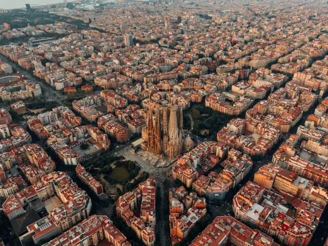 Tour de la Sagrada Familia y Park Güell con transporte y entradas