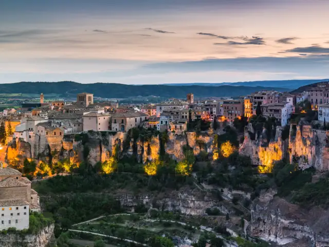Tour a pie Cuenca nocturna y visita guiada a la Ciudad Encantada