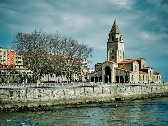 Tour privado a pie por Gijón