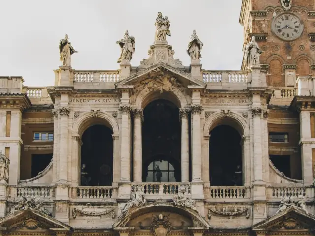 Visita por la basílica de Santa María